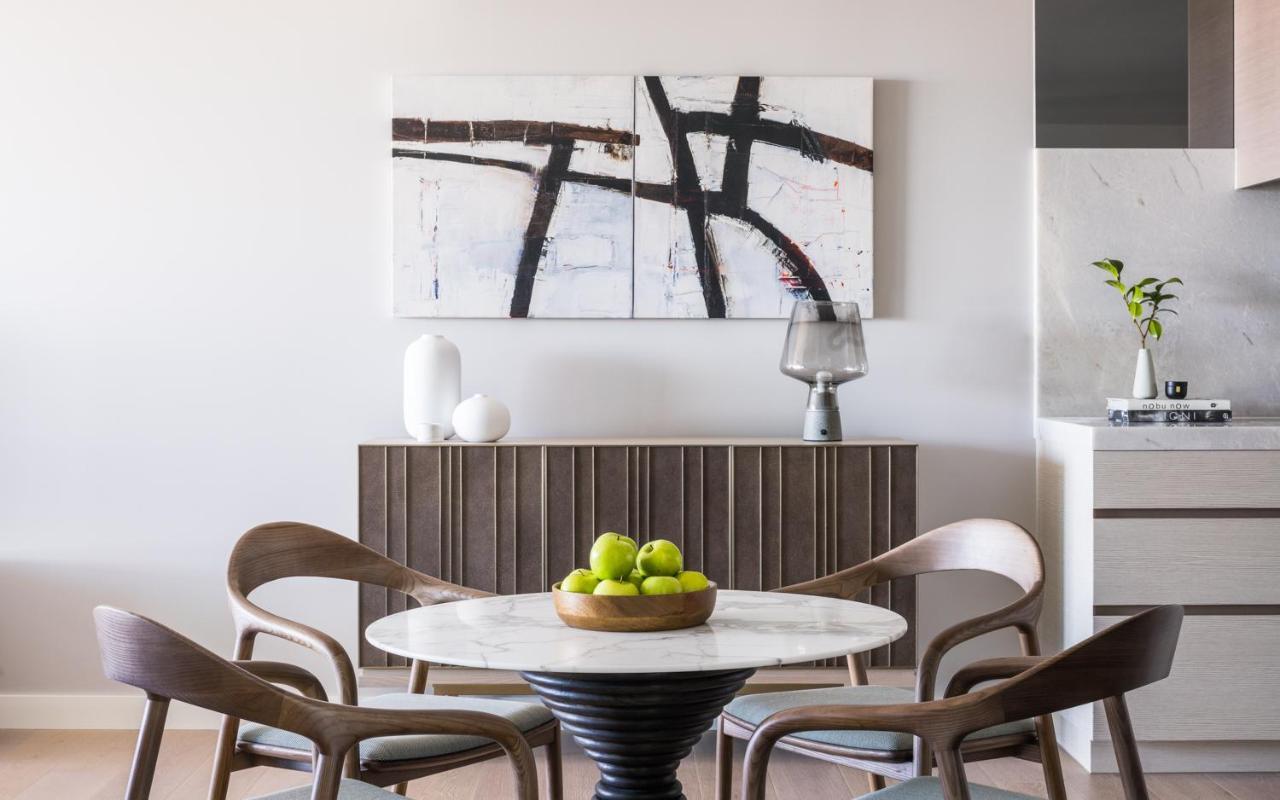 The Langham, Gold Coast And Jewel Residences Екстер'єр фото A dining room in a private home