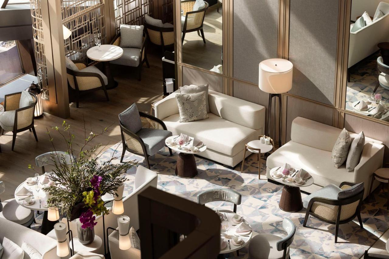 The Langham, Gold Coast And Jewel Residences Екстер'єр фото The Lounge at the Ritz-Carlton, Hong Kong