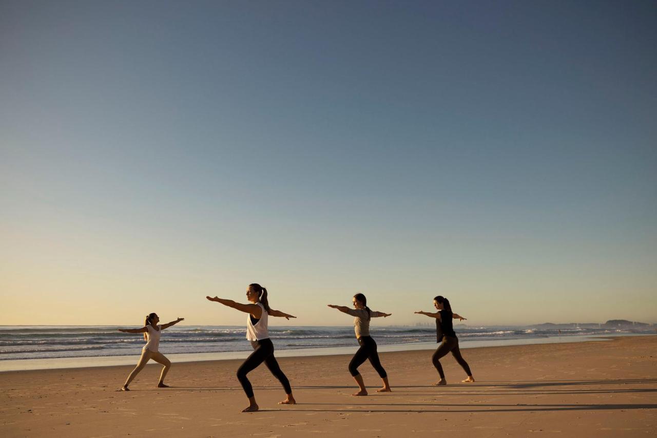 The Langham, Gold Coast And Jewel Residences Екстер'єр фото A yoga class at the beach