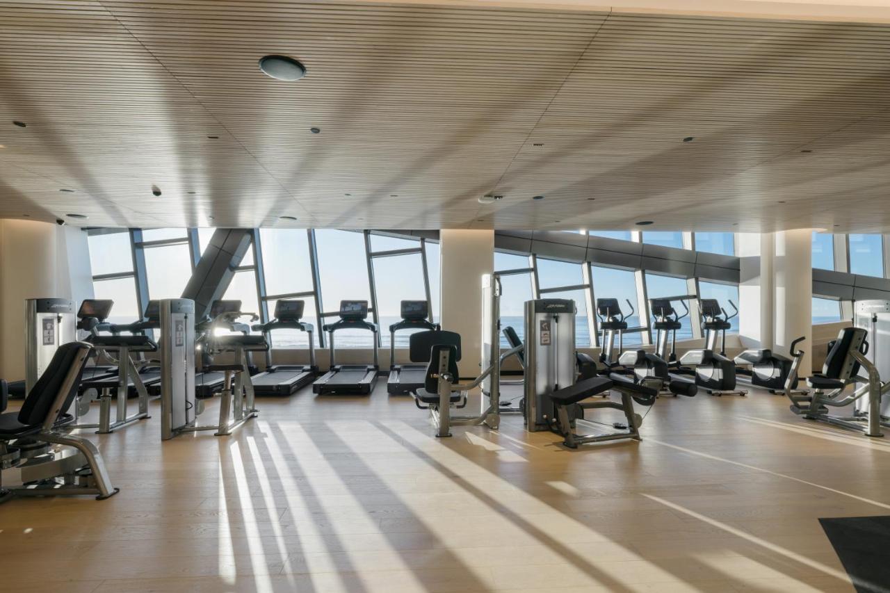 The Langham, Gold Coast And Jewel Residences Екстер'єр фото The gym at the 100th floor