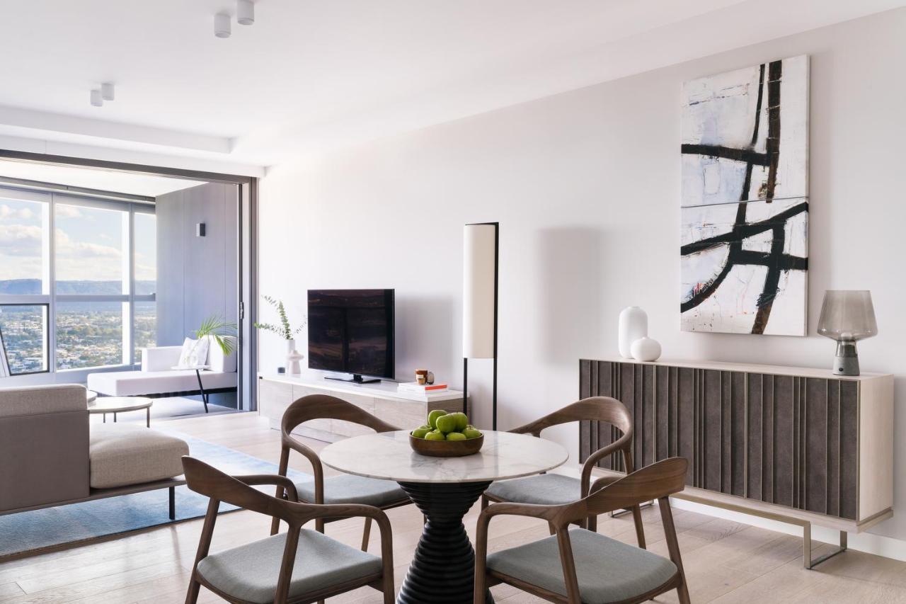 The Langham, Gold Coast And Jewel Residences Екстер'єр фото A living room at The Ritz-Carlton, Downtown, Los Angeles