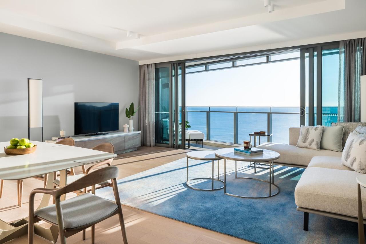 The Langham, Gold Coast And Jewel Residences Екстер'єр фото A living room at the Ritz-Carlton, Maldives